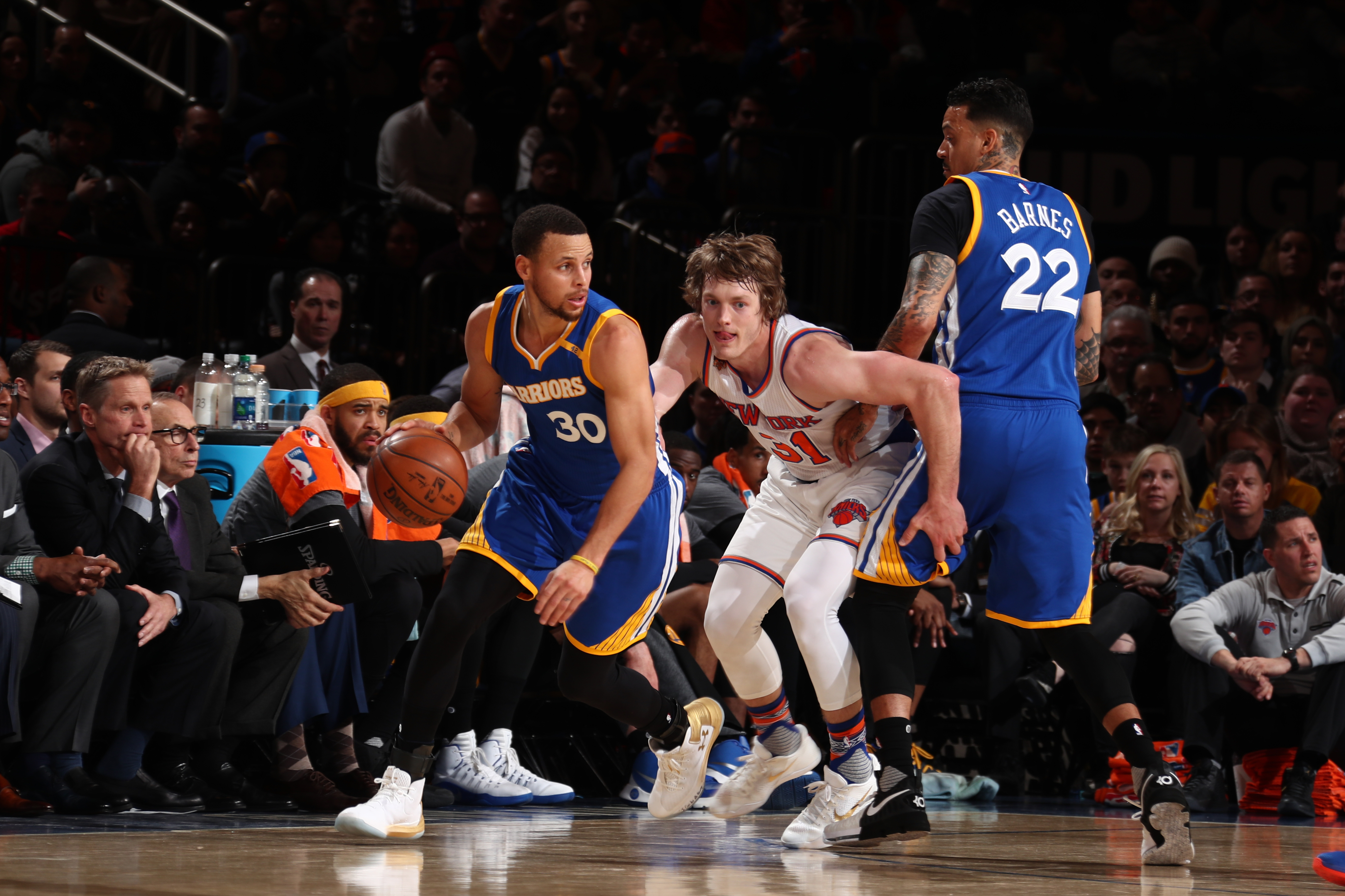 NEW YORK, NY - MARCH 5: Stephen Curry #30 of the Golden State Warriors handles the ball against the New York Knicks on March 5, 2017 at Madison Square Garden in New York City, New York. NOTE TO USER: User expressly acknowledges and agrees that, by downloading and or using this photograph, User is consenting to the terms and conditions of the Getty Images License Agreement. Mandatory Copyright Notice: Copyright 2017 NBAE (Photo by Nathaniel S. Butler/NBAE via Getty Images)