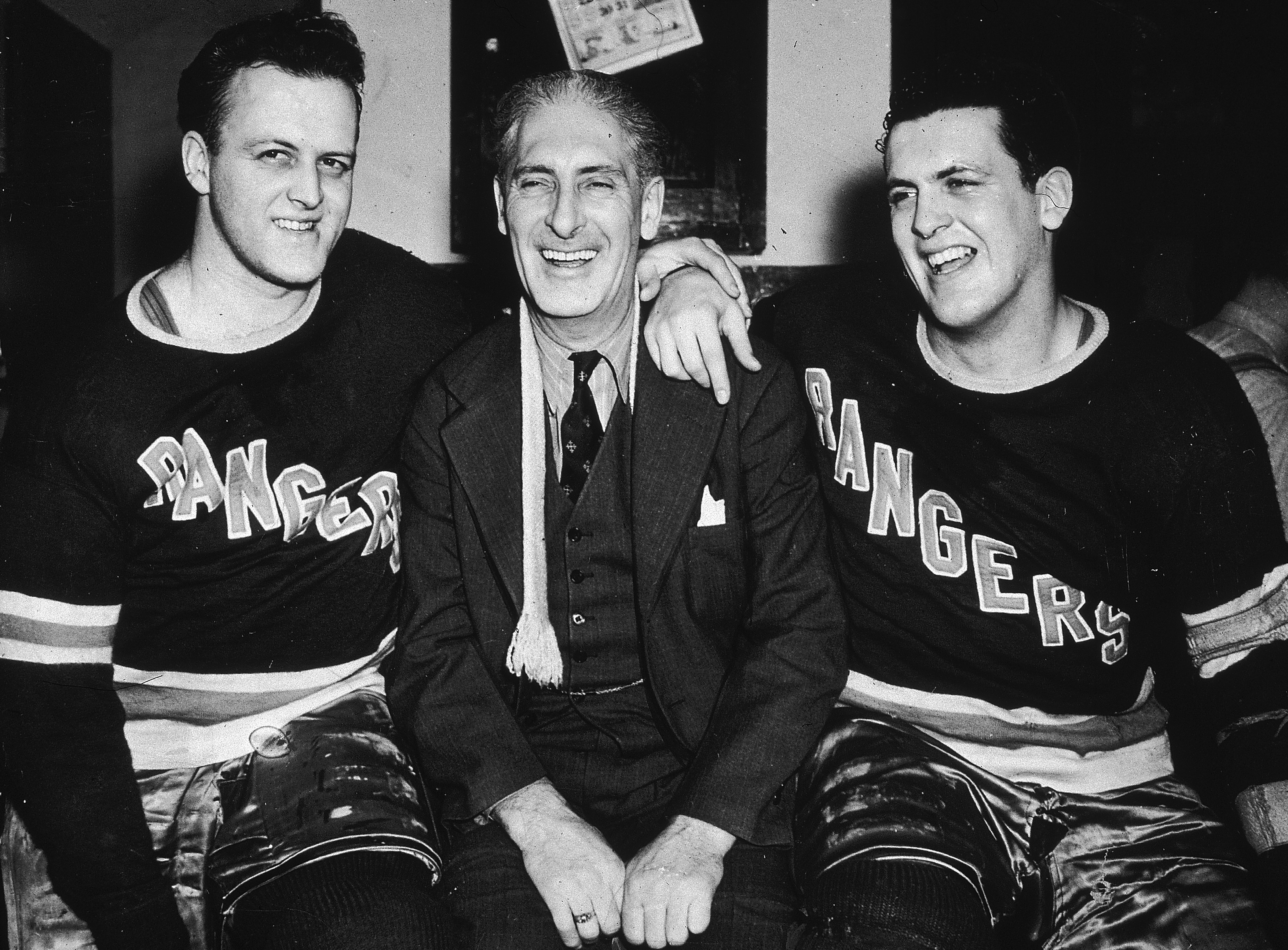 1940 год. Менеджер хоккейной команды «Нью-Йорк Рейнджерс» Лестер Патрик позирует со своими сыновьями, игроками «Рейнджерс» Линном (слева) и Маззом.  (Фото New York Times Co./Getty Images)